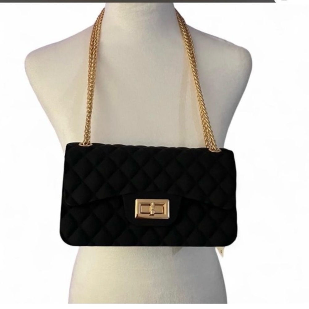 Quiet luxury, old money vibes. Quilted classic style with gold chain arm straps.